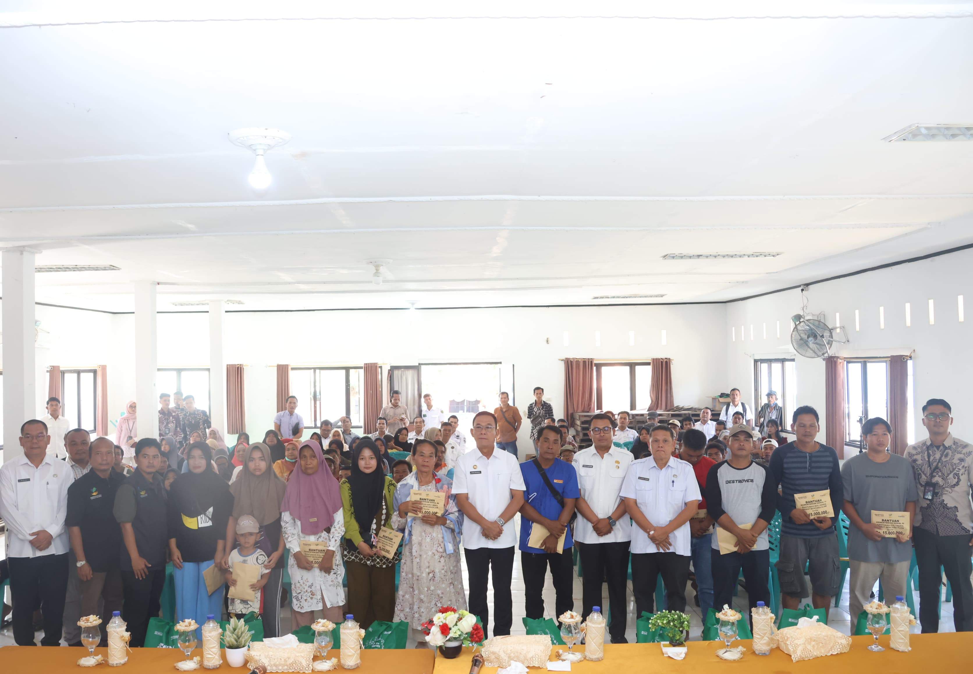 Bupati Tapsel Salurkan Santunan Kemensos RI kepada Ahli Waris