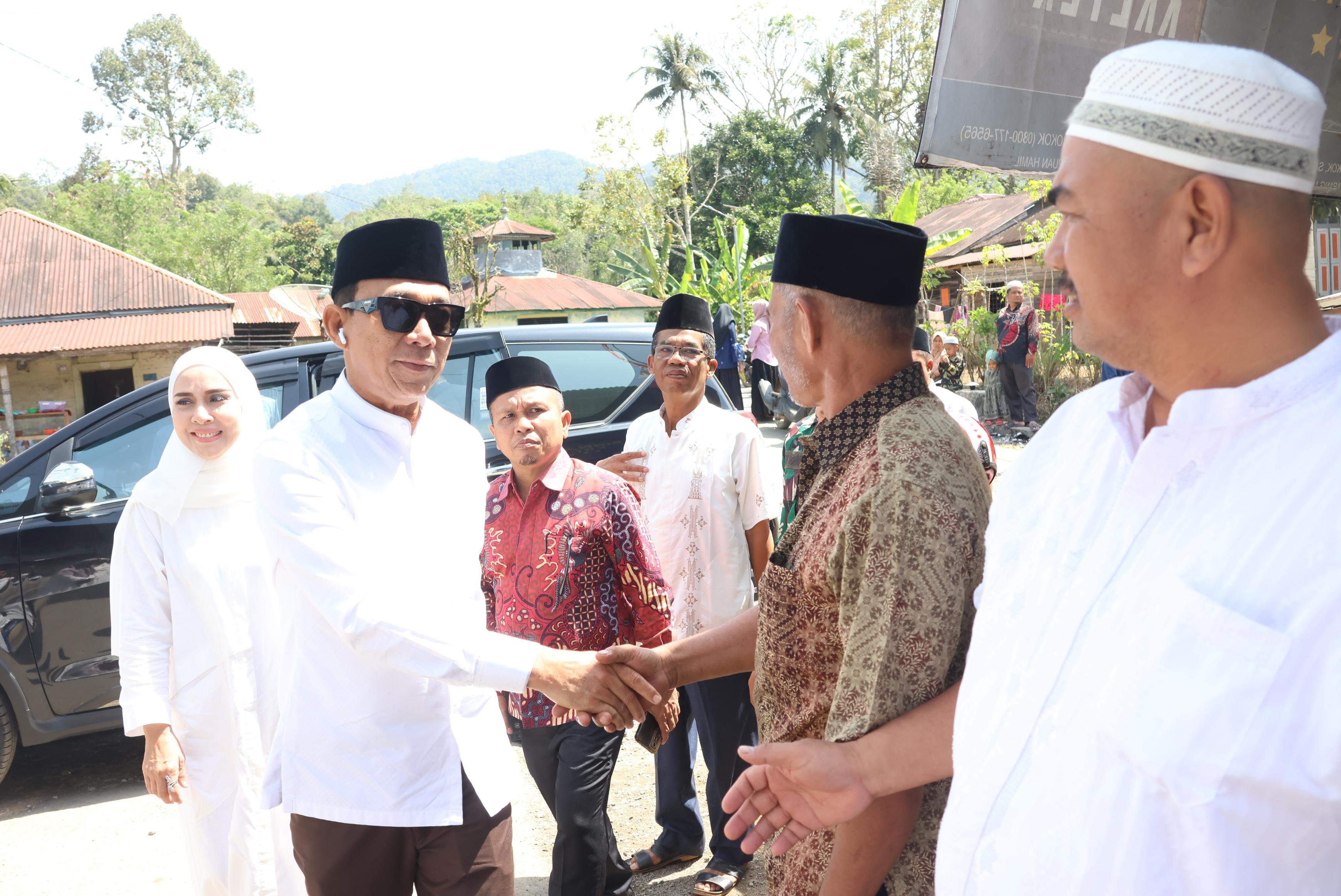 Bupati Gus Irawan dan Ketua TP PKK Tapsel Hadiri Pengajian